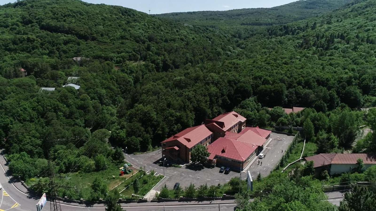Tsaghkahovit Hotel Цахкадзор Екстериор снимка