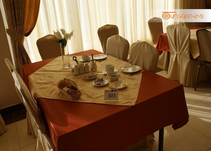 Tsaghkahovit Hotel Цахкадзор Екстериор снимка